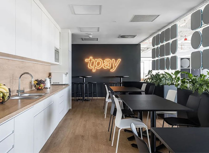充斥时尚活力的职能性办公装建设计空间若何打造——Tpay波兰支付运营商